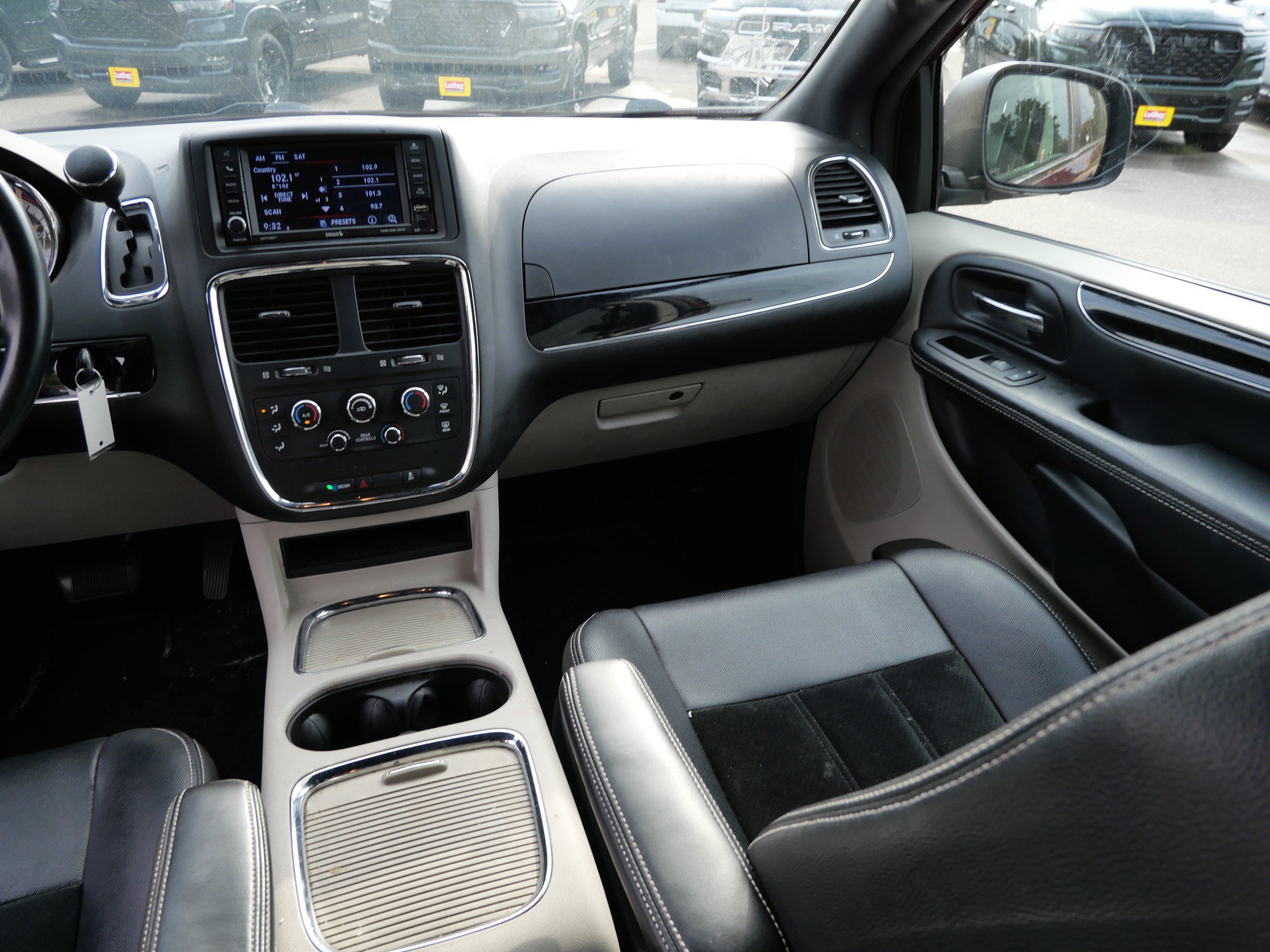 Used 2018 Dodge Grand Caravan SXT FWD image 11