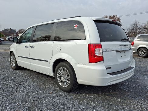 Used 2016 Chrysler Town & Country Touring-L image 5