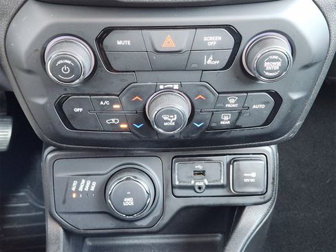 Certified 2023 Jeep Renegade Latitude image 19