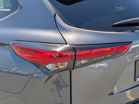 Used 2021 Toyota Highlander Limited AWD/4WD image 11