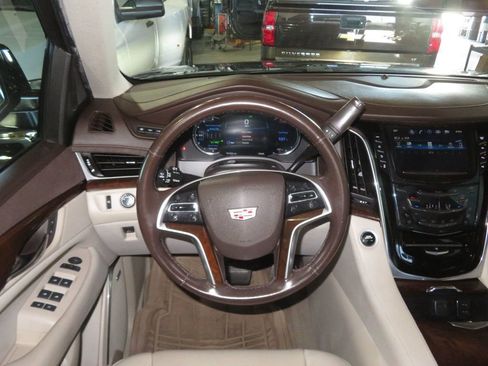 Used 2017 Cadillac Escalade Premium Luxury image 37