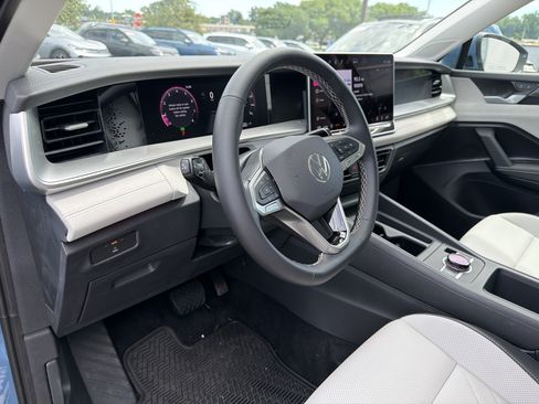 Used 2025 Volkswagen Tiguan SE w/ Panoramic Sunroof Package AWD/4WD image 17