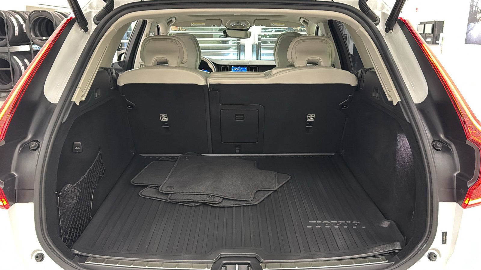 Used 2024 Volvo XC60 B5 Ultimate w/ Protection Package Premier AWD/4WD image 29