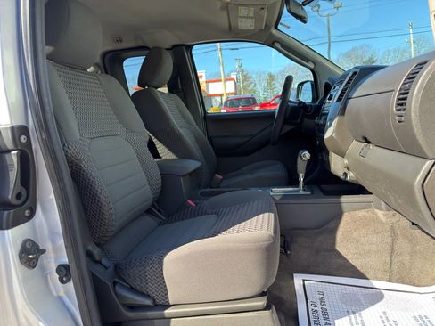 Used 2010 Nissan Frontier SE w/ SE Value Truck Pkg image 23