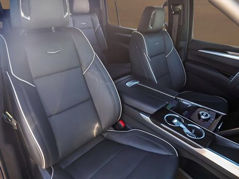 Used 2025 Cadillac Escalade ESV Premium Luxury RWD image 31