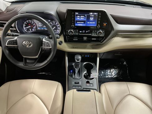 Used 2022 Toyota Highlander XLE AWD/4WD image 15