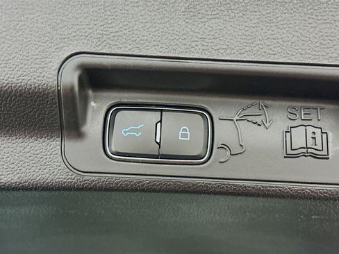 Used 2020 Ford Explorer XLT w/ Equipment Group 202A AWD/4WD image 32