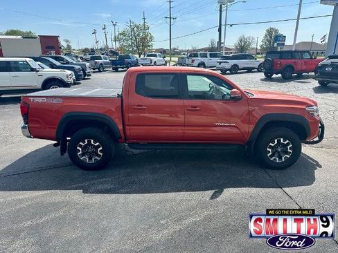 Used 2018 Toyota Tacoma TRD Off-Road AWD/4WD image 4