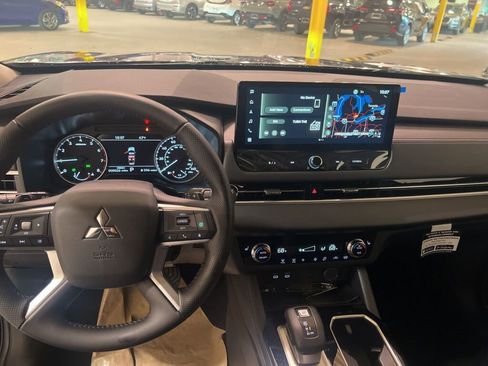 New 2025 Mitsubishi Outlander SE image 18