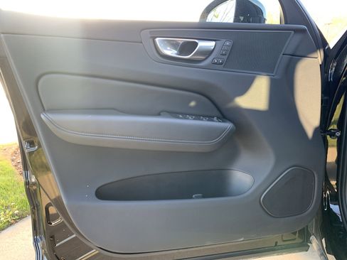 Used 2025 Volvo XC60 B5 Plus image 14