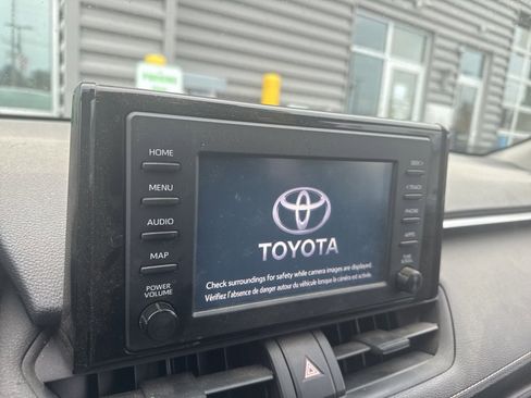 Used 2019 Toyota RAV4 LE image 12