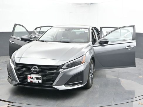 Used 2024 Nissan Altima 2.5 SV AWD/4WD image 34
