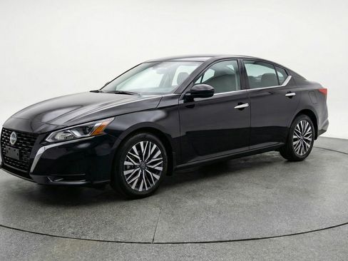 Used 2025 Nissan Altima 2.5 SV image 3