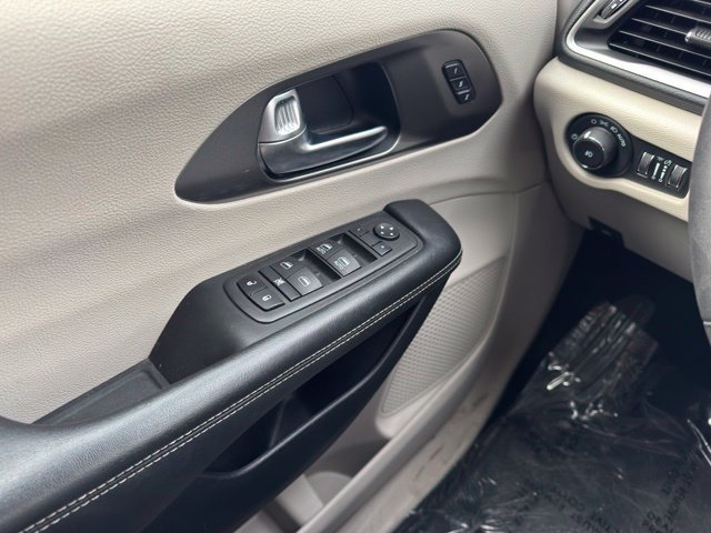 Used 2023 Chrysler Pacifica Touring-L FWD image 34