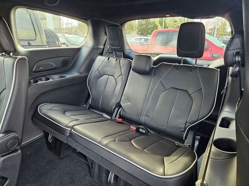 New 2026 Chrysler Pacifica Limited image 15