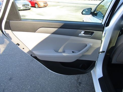 Used 2015 Hyundai Sonata SE image 18