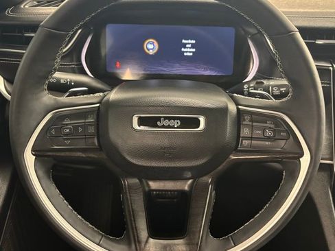 Used 2025 Jeep Grand Cherokee Limited w/ Black Appearance Package image 23