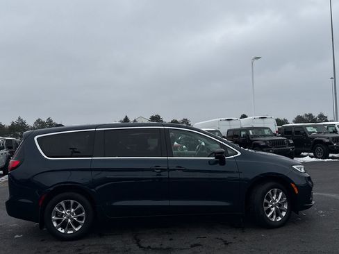 Used 2024 Chrysler Pacifica Touring-L image 2