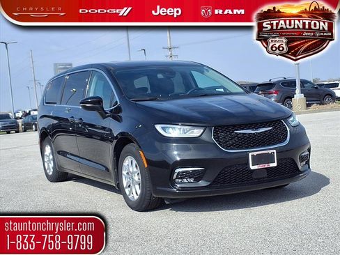 Used 2023 Chrysler Pacifica Touring-L FWD image 1