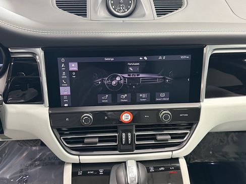 Certified 2026 Porsche Macan AWD/4WD image 29