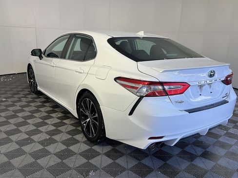 Used 2020 Toyota Camry SE w/ Sunroof Package image 7