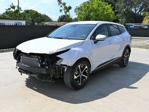 Used 2024 Kia Sportage EX FWD image 2