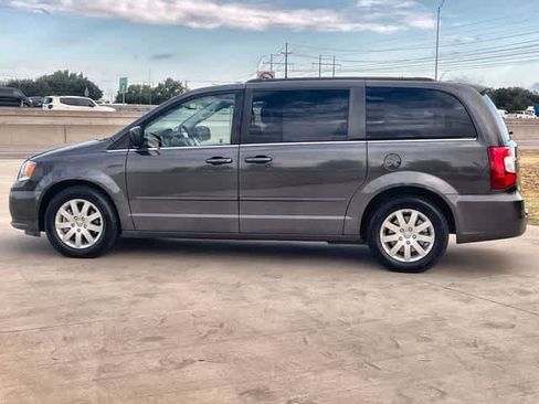 Used 2015 Chrysler Town & Country LX FWD image 4