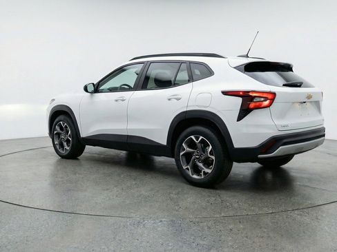 Used 2025 Chevrolet Trax LT w/ LT Convenience Package FWD image 6