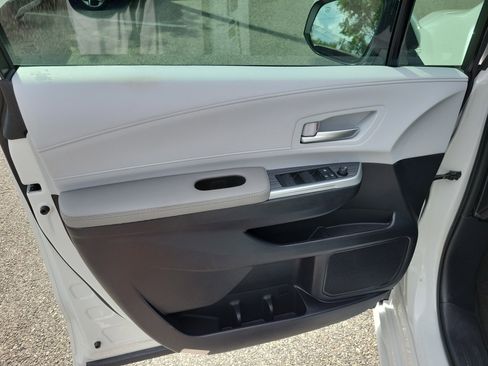 Certified 2025 Toyota Sienna XLE FWD image 10