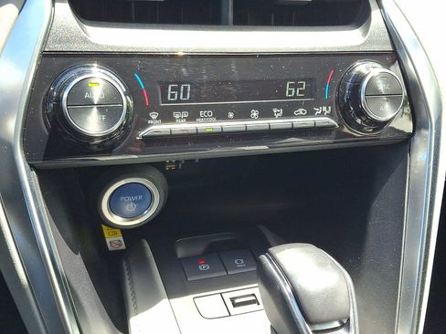 Used 2021 Toyota Venza LE AWD/4WD image 15