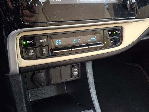 Used 2017 Toyota Corolla LE image 13