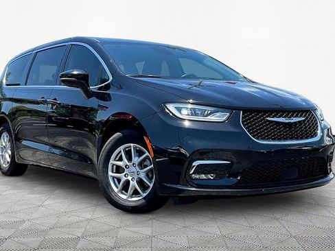 Used 2024 Chrysler Pacifica Touring-L FWD image 3