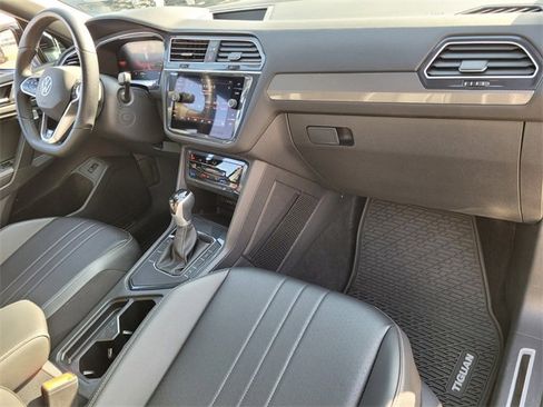 Used 2024 Volkswagen Tiguan SE R-Line image 20