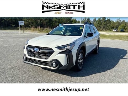 Used 2025 Subaru Outback Premium AWD/4WD image 1