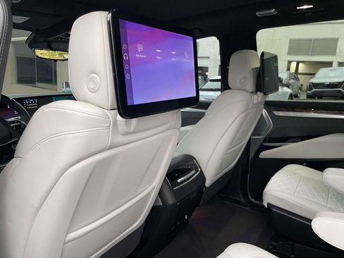 Certified 2025 Cadillac Escalade ESV Sport Platinum image 14