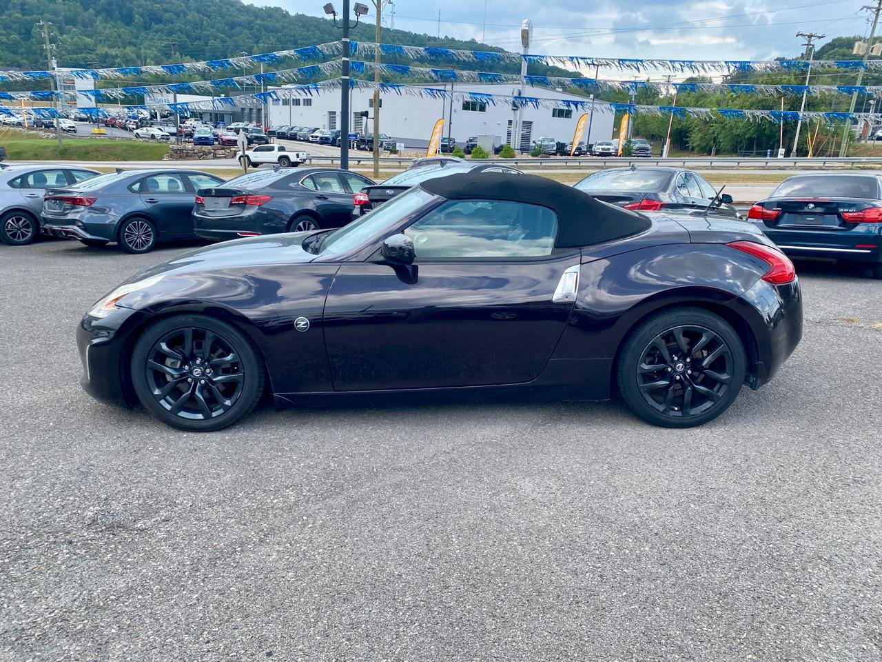 Used 2016 Nissan 370Z Touring RWD image 4