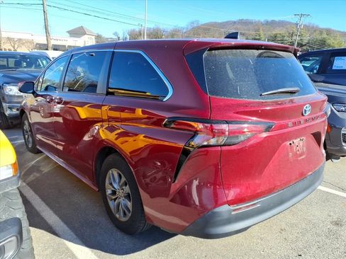 Used 2021 Toyota Sienna LE image 3