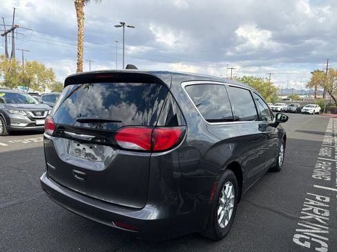 Used 2022 Chrysler Voyager LX FWD image 5