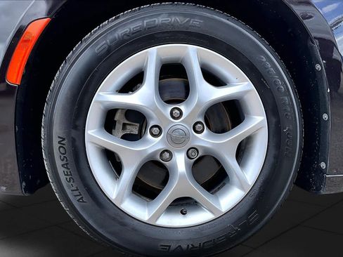 Used 2017 Chrysler Pacifica Touring-L w/ Tire & Wheel Group FWD image 11