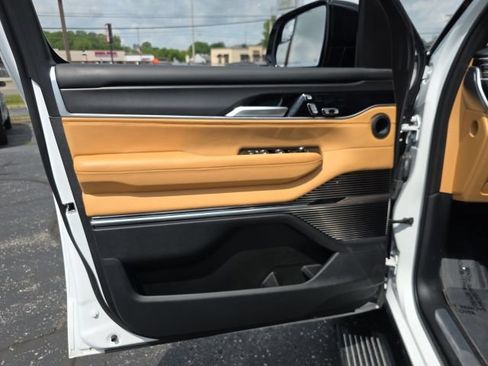 Used 2025 Jeep Grand Wagoneer Series III w/ Rear Seat Video Group 1 AWD/4WD image 10