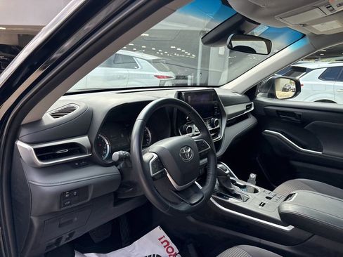 Certified 2025 Toyota Highlander LE FWD image 10