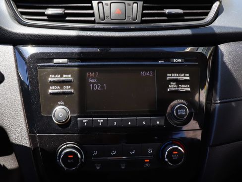 Used 2017 Nissan Rogue S AWD/4WD image 46