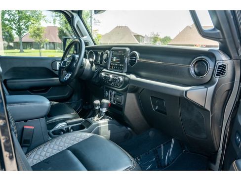 Used 2022 Jeep Gladiator Overland AWD/4WD image 16
