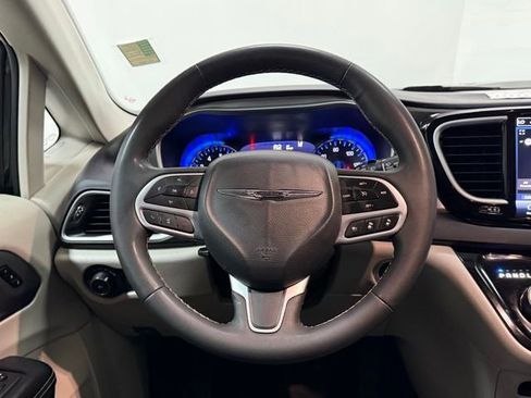 Certified 2023 Chrysler Pacifica Touring-L FWD image 17