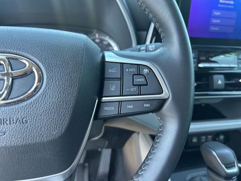 Used 2024 Toyota Highlander XLE FWD image 22