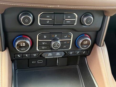 Used 2022 Chevrolet Suburban High Country AWD/4WD image 22