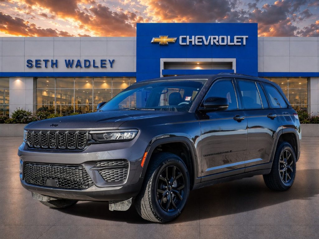 Used 2024 Jeep Grand Cherokee Altitude RWD image 3