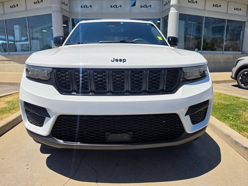 Used 2023 Jeep Grand Cherokee Altitude AWD/4WD image 2