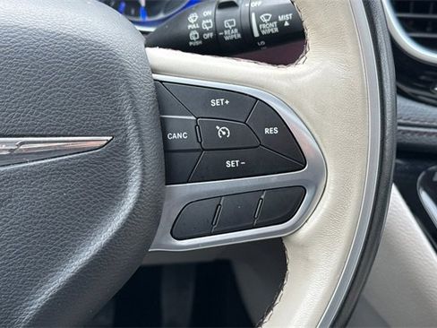 Used 2020 Chrysler Pacifica Limited image 32
