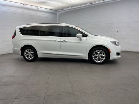 Used 2017 Chrysler Pacifica Touring-L Plus image 6